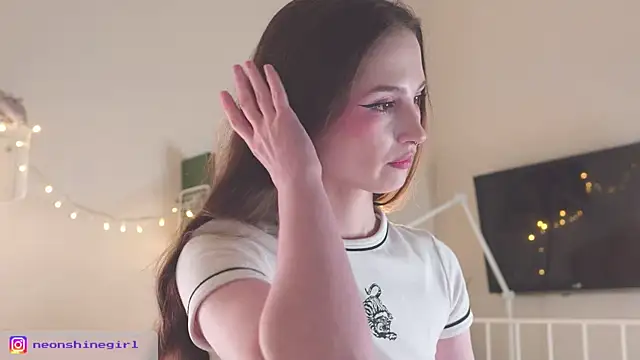 Snapshot of NeonShine chatting on December 19, 2025, 6:38 am NeonShine online show from December 19, 2025, 6:38 am