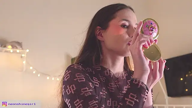 Snapshot of NeonShine chatting on February 5, 2026, 5:14 am NeonShine online show from February 5, 2026, 5:14 am