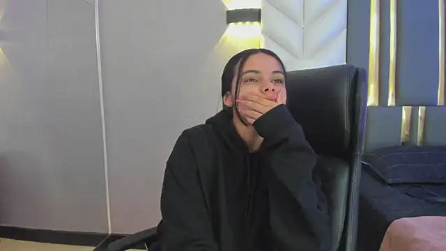 ChloeHarper  online show from April 9, 2026, 11:38 am