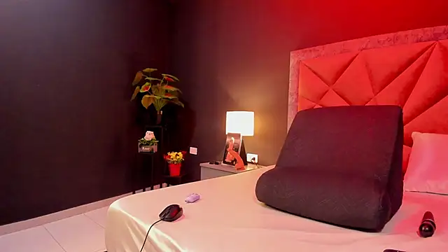 mia milff online show from November 2, 2025, 6:35 pm