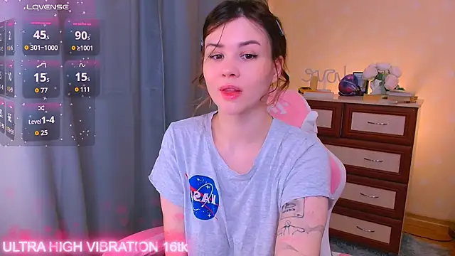 Snapshot of cutie_mili chatting on October 6, 2025, 7:42 am cutie mili online show from October 6, 2025, 7:42 am