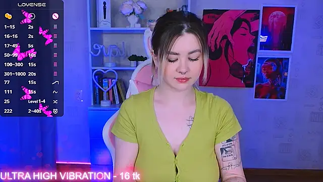 Snapshot of cutie_mili chatting on March 18, 2025, 11:33 am cutie mili online show from March 18, 2025, 11:33 am