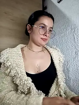 EmilySwaan online show from January 21, 2025, 3:37 am