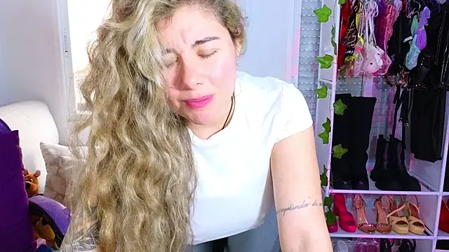 Snapshot of Tawny_cox chatting on March 4, 2025, 1:17 pm Tawny cox online show from March 4, 2025, 1:17 pm