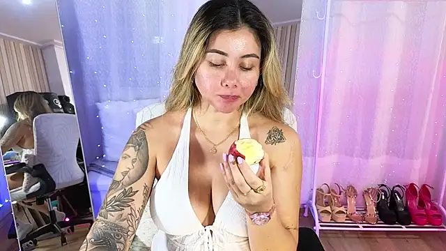 Snapshot of Tawny_cox chatting on November 17, 2025, 10:52 am Tawny cox online show from November 17, 2025, 10:52 am