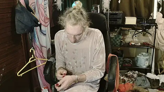 Snapshot of Ombeline1 chatting on November 20, 2025, 5:52 am Ombeline1 online show from November 20, 2025, 5:52 am