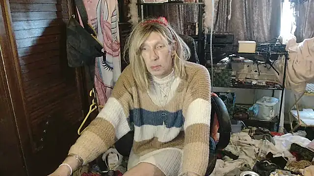 Snapshot of Ombeline1 chatting on November 22, 2025, 2:16 pm Ombeline1 online show from November 22, 2025, 2:16 pm