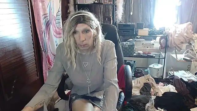 Snapshot of Ombeline1 chatting on November 2, 2025, 11:37 am Ombeline1 online show from November 2, 2025, 11:37 am