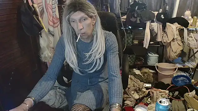 Snapshot of Ombeline1 chatting on December 15, 2025, 11:27 am Ombeline1 online show from December 15, 2025, 11:27 am