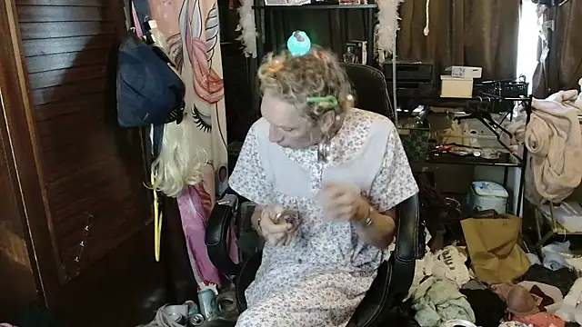 Snapshot of Ombeline1 chatting on November 29, 2025, 8:03 am Ombeline1 online show from November 29, 2025, 8:03 am