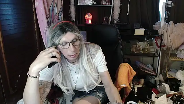 Snapshot of Ombeline1 chatting on October 22, 2025, 4:39 pm Ombeline1 online show from October 22, 2025, 4:39 pm