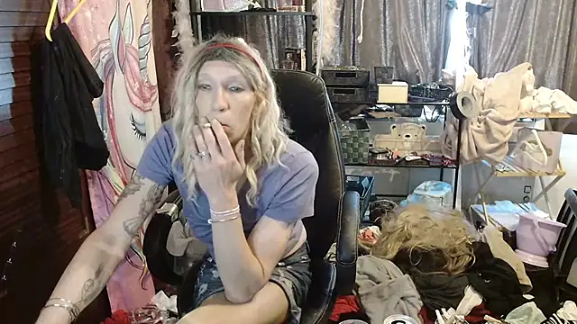 Snapshot of Ombeline1 chatting on November 9, 2025, 11:03 am Ombeline1 online show from November 9, 2025, 11:03 am