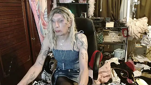 Snapshot of Ombeline1 chatting on November 1, 2025, 2:40 am Ombeline1 online show from November 1, 2025, 2:40 am