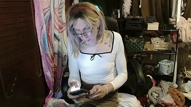 Snapshot of Ombeline1 chatting on October 28, 2025, 5:56 pm Ombeline1 online show from October 28, 2025, 5:56 pm