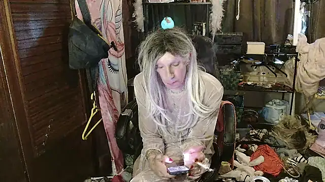 Snapshot of Ombeline1 chatting on November 19, 2025, 10:37 am Ombeline1 online show from November 19, 2025, 10:37 am