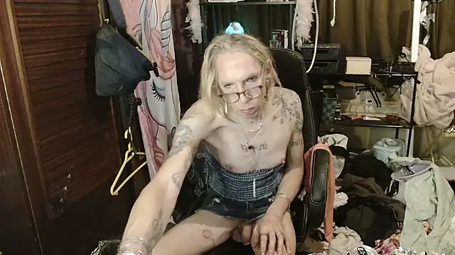 Snapshot of Ombeline1 chatting on November 18, 2025, 5:22 am Ombeline1 online show from November 18, 2025, 5:22 am