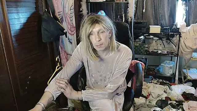 Snapshot of Ombeline1 chatting on November 21, 2025, 10:58 am Ombeline1 online show from November 21, 2025, 10:58 am