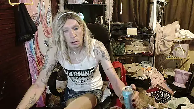 Snapshot of Ombeline1 chatting on November 7, 2025, 4:17 am Ombeline1 online show from November 7, 2025, 4:17 am