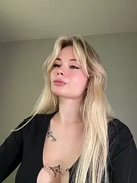 Snapshot of Vladamais chatting on January 28, 2025, 1:05 pm Vladamais online show from January 28, 2025, 1:05 pm