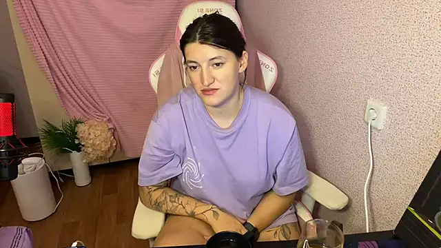 Katrin  kiss online show from November 21, 2025, 4:39 pm