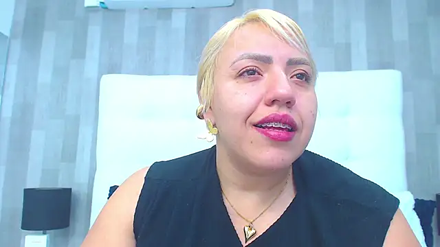 LeahMillerr online show from December 22, 2025, 1:11 pm