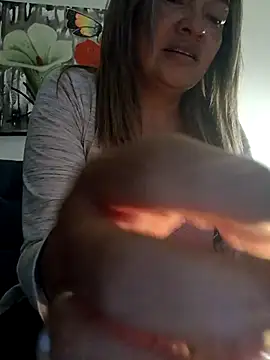 Snapshot of Afroditecash chatting on November 2, 2025, 11:43 pm Afroditecash online show from November 2, 2025, 11:43 pm