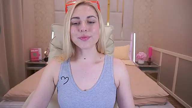 ArishkaLulu online show from March 14, 2025, 12:40 pm