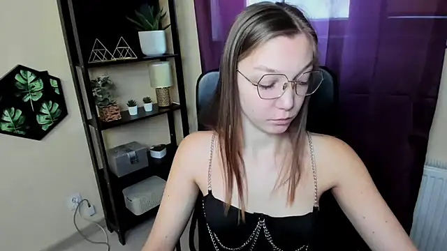 EmillyPlay online show from March 18, 2025, 6:39 am