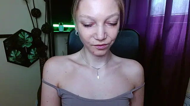 EmillyPlay online show from April 11, 2026, 7:16 am