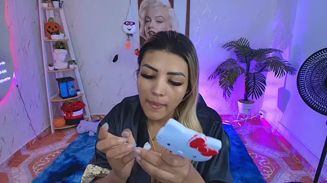 Snapshot of SALOOMEE__ chatting on November 18, 2025, 11:24 am SALOOMEE online show from November 18, 2025, 11:24 am