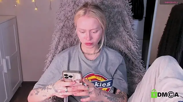 MalenaErnman online show from November 20, 2025, 10:27 am