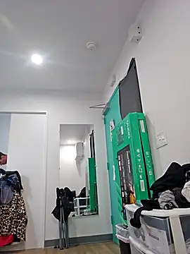 Iliketocooksquirt25 online show from September 28, 2025, 4:19 am