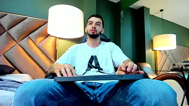 Snapshot of Michael_magno chatting on October 16, 2025, 8:39 pm Michael magno online show from October 16, 2025, 8:39 pm