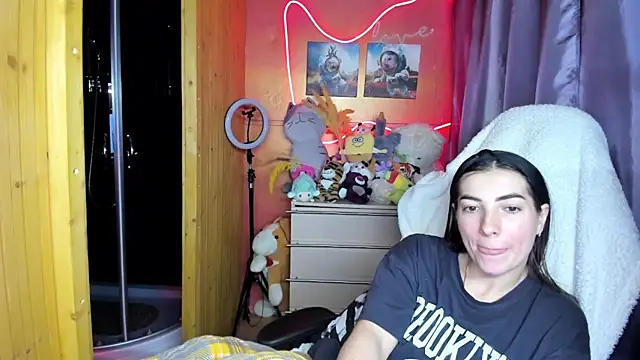 Fiery Brunette  online show from April 18, 2026, 1:24 pm