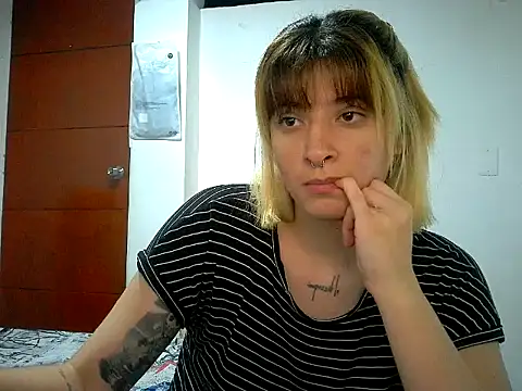 Snapshot of Mia_foster1 chatting on May 14, 2026, 2:08 am Mia foster1 online show from May 14, 2026, 2:08 am