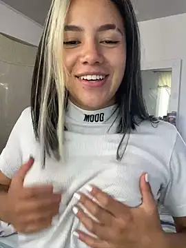 Snapshot of hannahb-e chatting on March 13, 2025, 9:26 pm hannahb-e online show from March 13, 2025, 9:26 pm