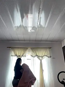 Snapshot of hannahb-e chatting on October 21, 2025, 3:33 pm hannahb-e online show from October 21, 2025, 3:33 pm