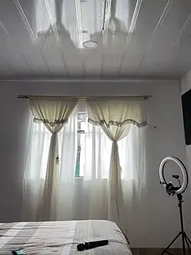 Snapshot of hannahb-e chatting on September 11, 2025, 3:12 pm hannahb-e online show from September 11, 2025, 3:12 pm