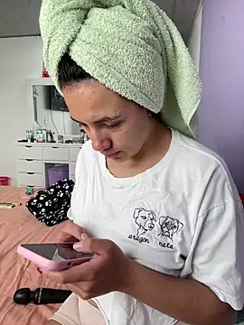 Snapshot of hannahb-e chatting on October 16, 2025, 5:54 pm hannahb-e online show from October 16, 2025, 5:54 pm