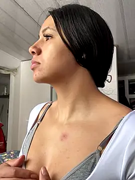 Snapshot of hannahb-e chatting on November 4, 2025, 1:59 pm hannahb-e online show from November 4, 2025, 1:59 pm