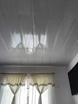 Snapshot of hannahb-e chatting on December 3, 2025, 5:23 pm hannahb-e online show from December 3, 2025, 5:23 pm