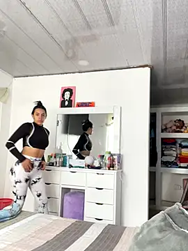 Snapshot of hannahb-e chatting on September 8, 2025, 2:38 pm hannahb-e online show from September 8, 2025, 2:38 pm