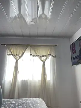 Snapshot of hannahb-e chatting on October 1, 2025, 2:43 pm hannahb-e online show from October 1, 2025, 2:43 pm