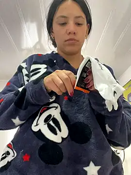 Snapshot of hannahb-e chatting on December 1, 2025, 6:20 pm hannahb-e online show from December 1, 2025, 6:20 pm