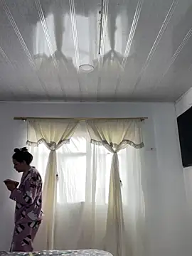 Snapshot of hannahb-e chatting on October 4, 2025, 2:40 pm hannahb-e online show from October 4, 2025, 2:40 pm