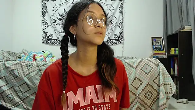 AlinaWoolf  online show from February 25, 2025, 5:19 am