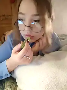 LittleDelora online show from December 6, 2024, 7:28 pm