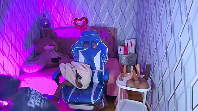 NicolleTaylor online show from February 8, 2026, 4:10 am