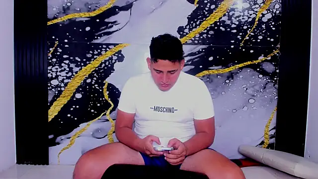 sweethot    online show from September 18, 2025, 1:58 pm