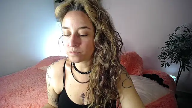 Paula Paz online show from December 4, 2025, 3:11 pm